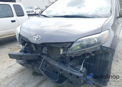 2015 Toyota Sienna Se Premium 8 Passenger z USA, uszkodzony, nr VIN 5TDXK3DCXFS634291